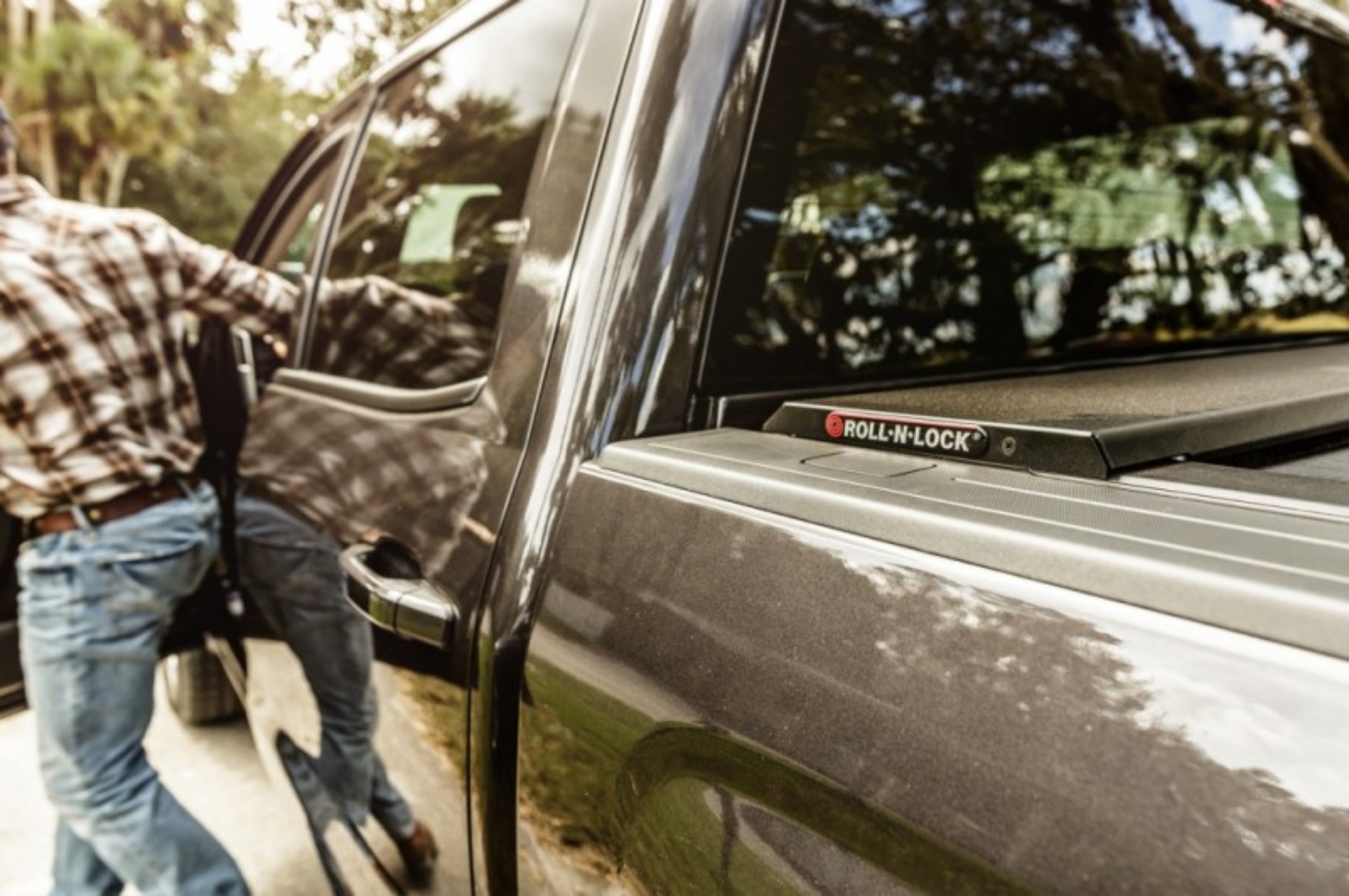 Picture of Roll-N-Lock 15-18 Ford F-150 SB 77-3-8in A-Series Retractable Tonneau Cover