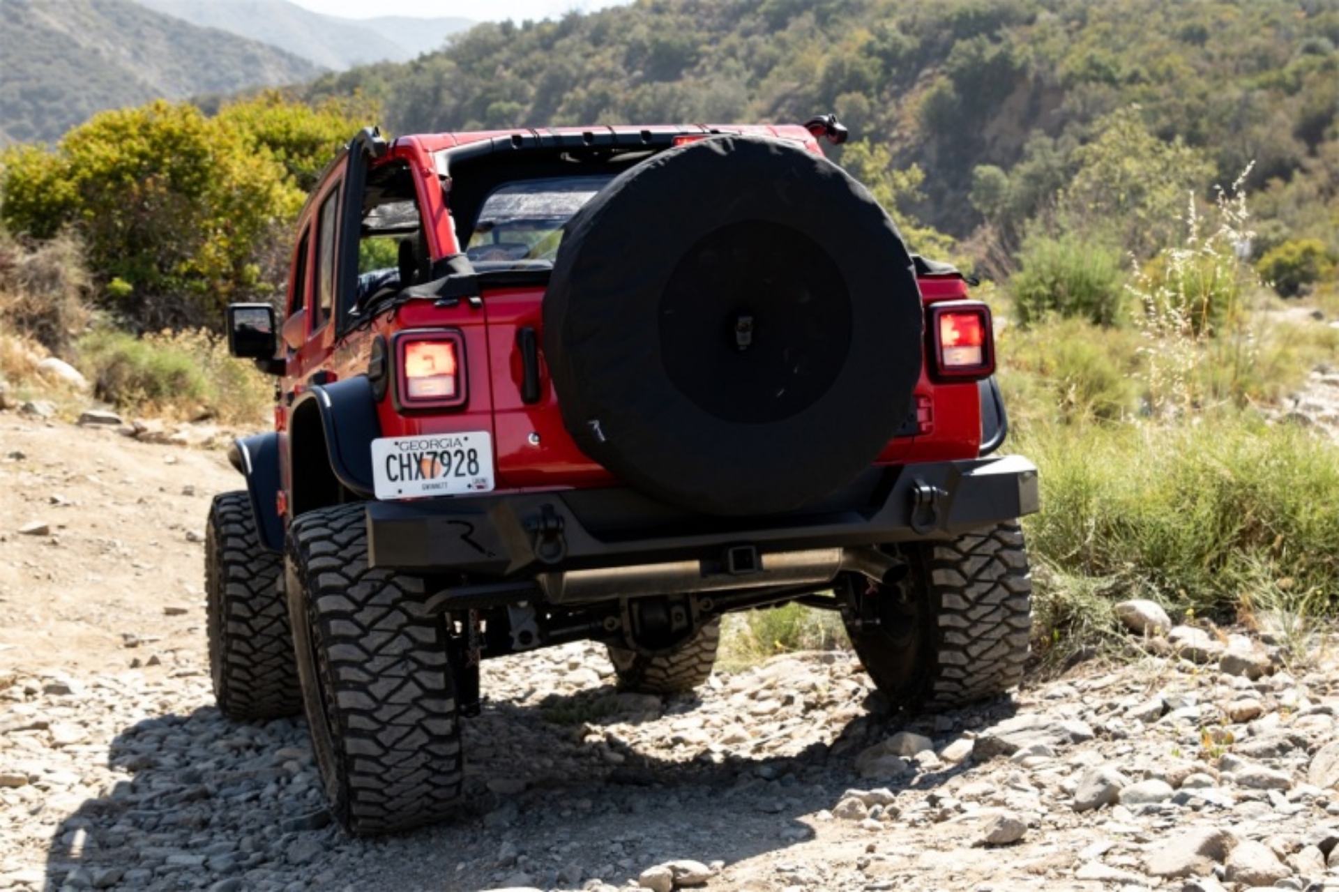 Picture of Rampage 2018-2019 Jeep WranglerJL Sport 2-Door Tire Cover w-Camera Slot 37in - Black